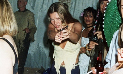 不是只有卡拉愛搞怪！10張照片證明90年代超模開趴也很瘋 超模、模特兒、開趴、派對、瘋狂、搞怪、Cara Delevingne、Linda Evangelista、黑珍珠、Naomi Campbell、Polly Mello、Christy Turlington、Jade Jagger、Grace Jones、Vivienne Westwood