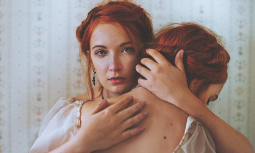 「如果我有雙胞胎…」 夢幻少女攝影集《分身》 攝影、攝影集、夢幻、魔幻、浪漫、分身、雙胞胎、雙子、雙生、感動、正妹、性感、青少女、少女、依偎、溫暖、溫馨、憂鬱、憂愁、平靜、悸動、心跳、法國、Julie de Waroquier、 Doppelgänger、藝術