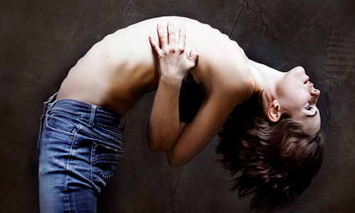 誰能比我更軟Q？正妹攝影師展現身體的魔幻力量 身體、攝影、扭曲、Laura Zalenga、Twisted body