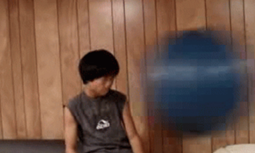 當心那顆球！14個動圖證明球場根本就是戰場 ball、kid、hurt、球、小孩、意外、有趣、好笑