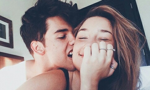 一談戀愛智商就變低？這8件事證明熱戀期的人都是笨蛋情侶 熱戀、戀愛、粉紅泡泡、手機、情侶