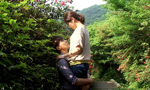 [新聞稿] 三立、東森週五華劇「莫非，這就是愛情」唐禹哲抱高高李佳穎 胸部擋前 讓唐禹哲臉紅尷尬頻笑場 三立、東森、莫非，這就是愛情、李佳穎、唐禹哲