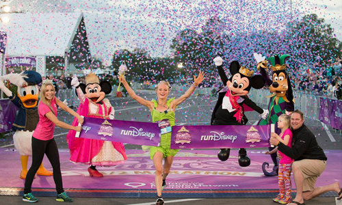 米老鼠、唐老鴨陪跑！迪士尼60周年鑽石慶童話路跑超夢幻 迪士尼、路跑、公主、米老鼠、米奇、米妮、巴斯、翠絲、巴斯光年、好玩、有趣、終點、馬拉松、跑步