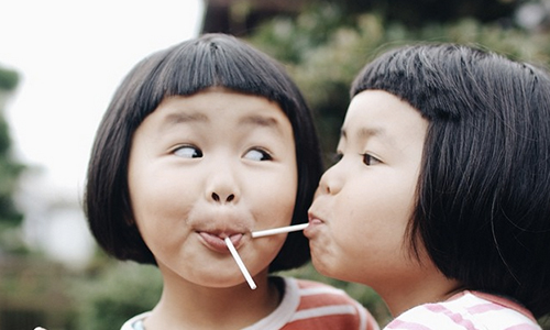 如果小丸子變成雙胞胎？雙子蘿莉的搞笑日常給你雙倍療癒 可愛、攝影、萌、搞笑、溫馨、姊妹、雙胞胎、蘿莉、小孩、Akira Oozawa、Instagram