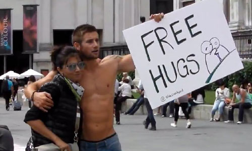 帥氣男模高舉「Freehug」 與路人愛的抱抱來者不拒 男模、帥、Free hug、愛的抱抱、免費抱抱