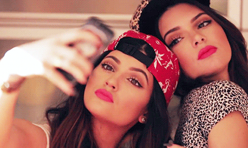 妞排行：好朋友也可以放閃！和姊妹一起做哪些事最想讓妳Po炫耀文？ 放閃姊妹、炫耀文、社群網站、臉書、下午茶