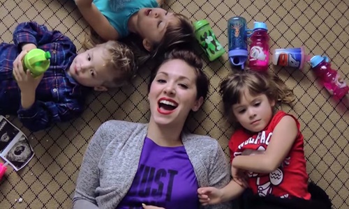 生3個不夠還想繼續生？孕媽懷第4胎改編高唱〈We Can't Stop〉 改編、翻唱、懷孕、孕媽、麥莉、We Can't Stop、安海瑟薇、Chad Chapman、Andrea Chapman