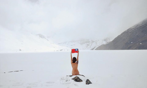 妳也敢這樣全裸入鏡嗎？海拔5000公尺的喜馬拉雅山裸體婚紗 喜馬拉雅山、尼泊爾、山、婚紗、爬山