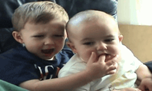 「查理咬我」兩兄弟長大了！8年過後「重咬」重現經典 查理咬我、兄弟、長大、手指、影片