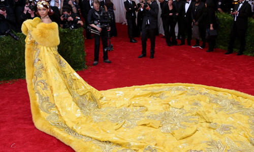 蕾哈娜「蛋液禮服」其實暗藏玄機？本週時尚界大事回顧 時尚、時尚界、本週時尚界大事回顧、蕾哈娜、禮服