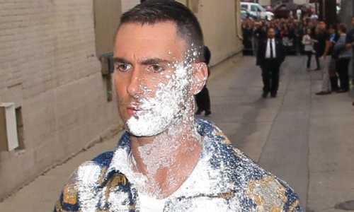 妞快報：遭砸糖粉氣到丟外套！魔力紅亞當衰事連發超不爽 妞快報、亞當李維、攻擊、糖粉、Adam Levine