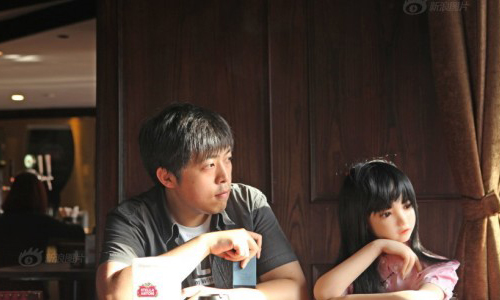 男子每天帶充氣娃娃一同出遊   背後原因超令人鼻酸 充氣娃娃、娃娃、怪人、原因、鼻酸、詭異、大陸、中國