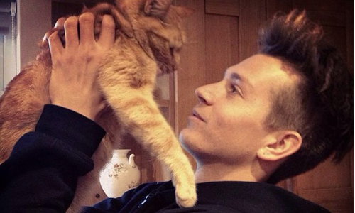 想依偎在你的胸肌上！17張圖證實男人其實愛貓勝過愛女友 貓、貓咪、喵星人、萌、可愛、帥哥、男、養眼、寵物、動物、Instagram、cuteboys_withcats