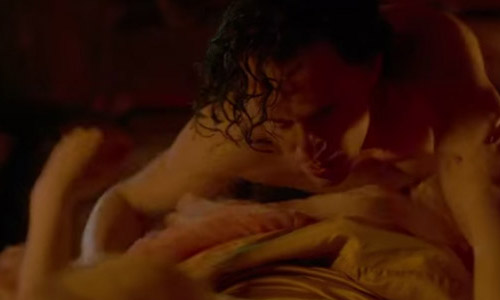 劇本讓斗森嚇到哭！《腥紅山莊》激情版預告上線 斗森、雷神、洛基、Tom Hiddleston、Mia Wasikowska