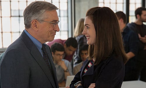 菜鳥一躍成時尚CEO！小安新片《The Intern》與影帝合賣萌  穿著Prada的惡魔、The Intern、安海瑟薇、小安、Anne Hathaway