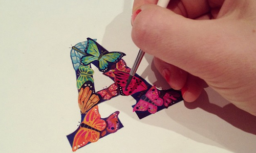 字母竟暗藏玄機！英國藝術家的繽紛字母水彩畫 Ocki Magill、theletterbuglondon、手繪、Instsgram、字母、畫、藝術、水彩、自然、動物、藝術