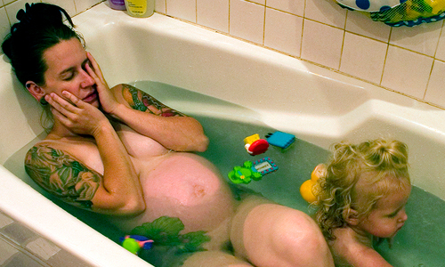 讓媽咪休息一下好嗎？攝影師拍下當媽才懂的無奈與溫馨 Doing It Domestic、Shannon Smith、攝影、親情、媽