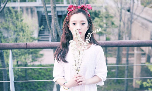 今夏出遊這樣穿！7樣單品讓妳踏青也好時尚 碎花、碎花洋裝、編織包、髮帶、草帽