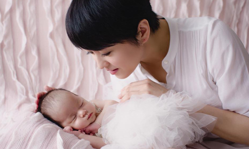 妞快報：混血寶寶六連拍！梁詠琪愛女Sofia眨眼燦笑惹人愛 妞快報、混血、寶寶、六連拍、梁詠琪、愛女、女兒、Sofia、可愛、萌