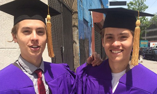 當年的童星都紛紛畢業了！名人學士服look長這樣 畢業、學士服、艾瑪華森、Emma Watson、凱特布蘭琪、Cate Blanchett、歐森姊妹花、Olsen Twins、莉莉寇兒、Lily Cole、達柯塔芬妮、Dakota Fanning