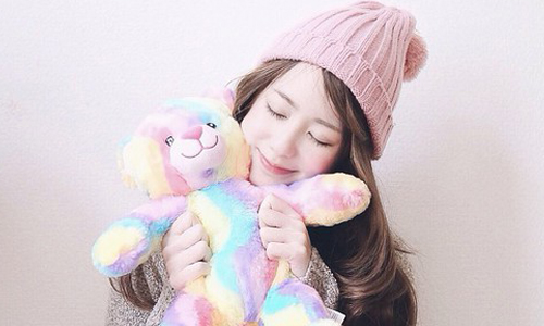 哈囉是在演偶像劇嗎？！4個現象說明你已被戀愛沖昏頭 戀愛、熱戀、沖昏頭、跡象、傻笑、多愁善感、偶像劇、盲目