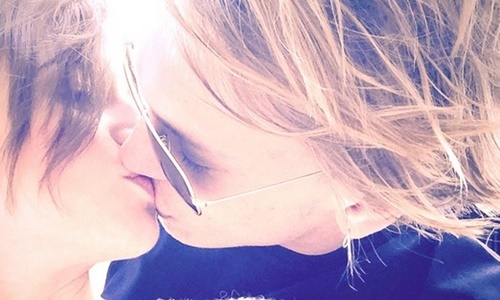 妞快報：一吻定情！莉莉柯林斯熱吻前男友狠甩克里斯伊凡 妞快報、莉莉柯林斯、克里斯伊凡、前男友、傑米坎貝爾鮑爾