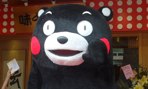 妞直擊：Kumamon化身藍白拖台客大跳體操？！台灣熊本熊咖啡廳搶先看 愛玩妞、咖啡廳、主題、熊本熊、日本、吉祥物、開幕、Kumamon、南京東路、站台、可愛、台灣、萌
