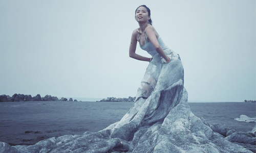 海灘中的「垃圾新娘」！世界最棒工作女孩垃圾穿上身背後原因竟是... 垃圾新娘、環保、婚紗、謝昕璇、台灣、淨灘、垃圾、漁網、廢棄、回收、塑膠、塑膠繩