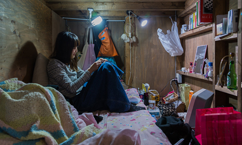 「就像待在子宮內一樣安心！」背包客久居日本膠囊旅館的紀實攝影 Enclosed : Living Small、Won Kim、膠囊、旅館、紀實、東京、攝影、觀光、旅行、青年旅社、省錢、藝術