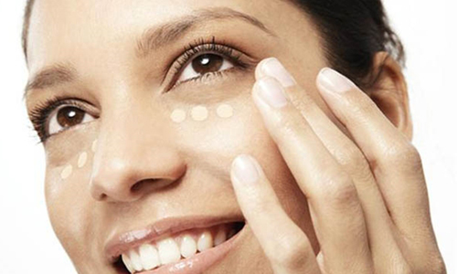 [友站新聞] 浮粉=丟臉！　夏天必學補妝撇步避免「臉部土石流」 ibeauty、脫妝、補妝、水潤