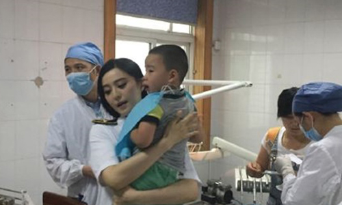 妞快報：做善事也這麼霸氣！范冰冰目擊車禍抱緊受傷男童送醫 妞快報、善事、霸氣、范冰冰、目擊、車禍、受傷、男童、就醫、醫院、李晨、挑戰者聯盟、錄影