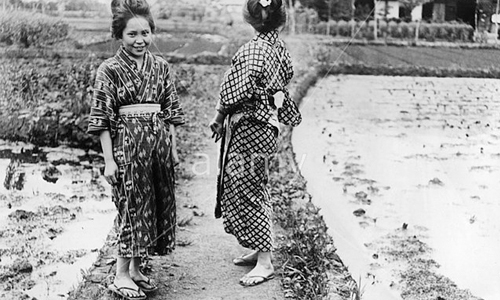 流行時光機：夾腳拖的前身原來是…？一窺拖鞋的時尚進化史 涼鞋、拖鞋、歷史、回顧、埃及、希臘、羅馬、日本、木屐、中國、戰國時代、美國、第二次世界大戰、流行、時尚、單品、流行時光機