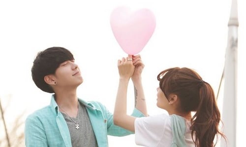 妞新品：女孩身邊的男孩們，你開始煩惱情人節禮物了？ 關鍵字：情人節、七夕、華麗、可愛、香水