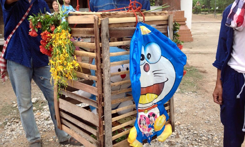 哆啦A夢成為祭品？！泰國毀你三觀求雨儀式大公開 泰國、求雨、儀式、祭品、哆啦A夢、活貓、貓咪、帕府、祭天、祈福、雨、下雨、黑貓、傳統、旱災、習俗