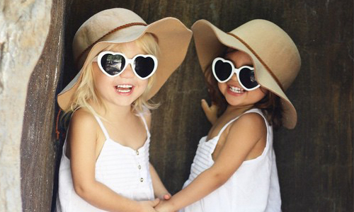 閨蜜要繼續傳承！兩歲就有十萬粉絲的時尚潮童 閨蜜、好姊妹、女兒、girl、穿搭、Everleigh Soutas、Ava Foley、foreverandforava、instagram