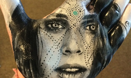 從蓋手印中得到的靈感？手掌上的神祕人物肖像畫 Russell Powell、肖像、人物、手掌、手印