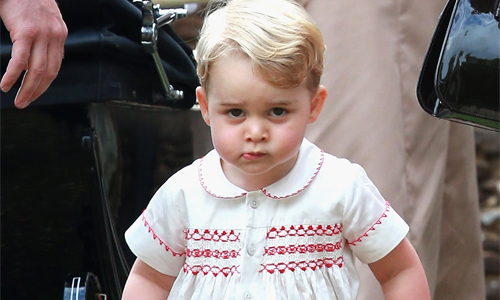 妞快報：英國皇室首度合體！小喬治偷看妹妹超有愛 英國皇室、小喬治、小夏綠蒂、威廉王子、凱特王妃、受洗