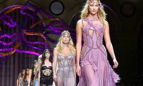 從性感霸氣到柔美靈氣！裘莉愛牌AtelierVersace轉性幻化成唯美花仙子 性感、霸氣、Atelier Versace、幻化、柔美、靈氣、花仙子、仙女、禮服、Karlie Kloss、Irina Shayk、坎達爾珍娜、安潔莉娜裘莉、裘莉、時尚