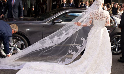 妞快報：被頭紗衝康！名媛披奢華婚紗出嫁在媒體面前大出糗 希爾頓、妮基希爾頓、Valentino、豪門、奢華