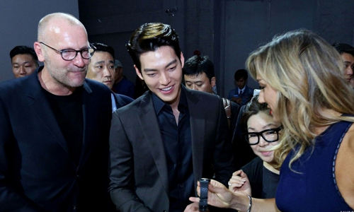 [友站新聞] 出門都靠造型師？揭開代言人金宇彬私下的穿搭風格 VOGUE、金宇彬、Calvin Klein、衣架子、繼承者們