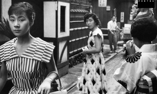 結合外來文化與日本傳統的衝擊性黑白照片！1958年的日本東京街頭長這樣 日本、攝影、東京、舊照片、復古