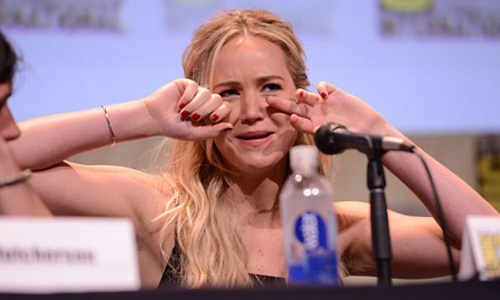 妞快報：「我下次要刺青前會先Google一下」 小珍無厘頭刺青逗笑記者 珍妮佛勞倫斯、飢餓遊戲、聖地牙哥、動漫展、刺青、H2O、位置、減肥、