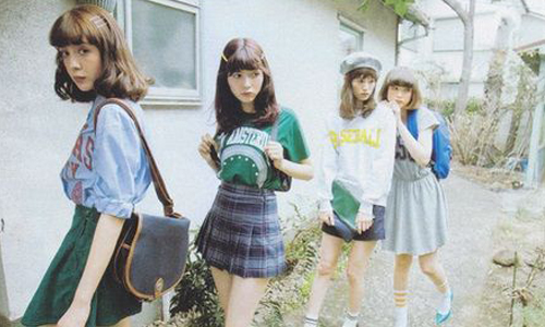 寬版T要捲袖子才可愛！4款日本女孩今夏必備穿搭單品是... 日本、夏天、女孩、流行、簡約