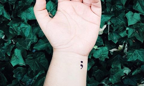 在身上刺一個「；」 簡約質感的標點符號刺青 Amy Bluel、The Semicolon Project、刺青、標點符號、簡約