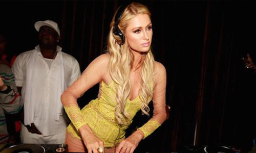 戴上耳機做做樣子就好？名人轉職當DJ讓人想問「這樣也可以？」 轉行、轉職、DJ、派瑞絲希爾頓、Paris Hilton