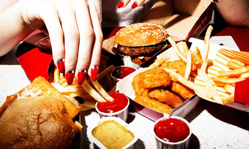 大吃大喝也要美美的！美食與時尚的享樂攝影集 Natalie Pavloski、Amy Lombard、美食、時尚、攝影、享樂、貪吃、NAILS、藝術、藝術