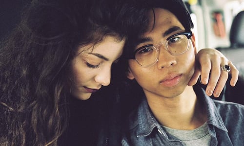 妞快報：不在乎男友曾遭網路霸凌 交往四年蘿兒愛的告白令人動容 妞快報、男友、交往、蘿兒、放閃