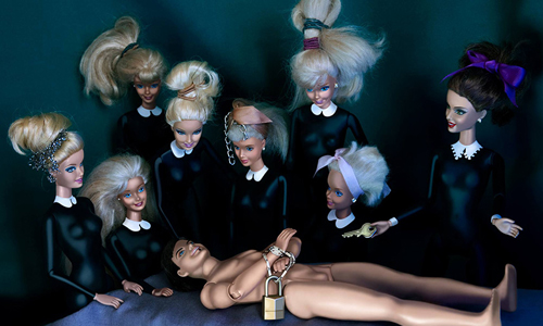 肯尼慘遭芭比解剖？當名畫都變成芭比娃娃的趣味攝影 Catherine Théry、名畫、芭比、趣味、攝影、娃娃、孟克、畫家、肯尼、達文西、藝術