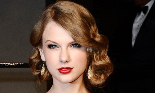 [友站新聞] 小天后Taylor Swift分享招牌紅唇妝秘訣 VOGUE、泰勒絲、音樂、時尚、學院風