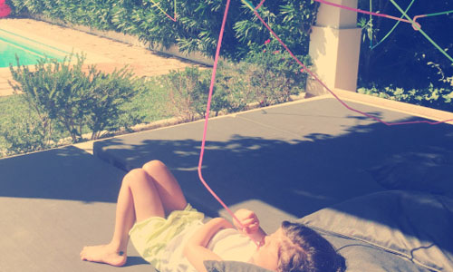 別再買玩完就忘的玩具！萌爸用幾根吸管給女兒最可愛的一次生日 吸管、玩具、生日、驚喜、爸爸